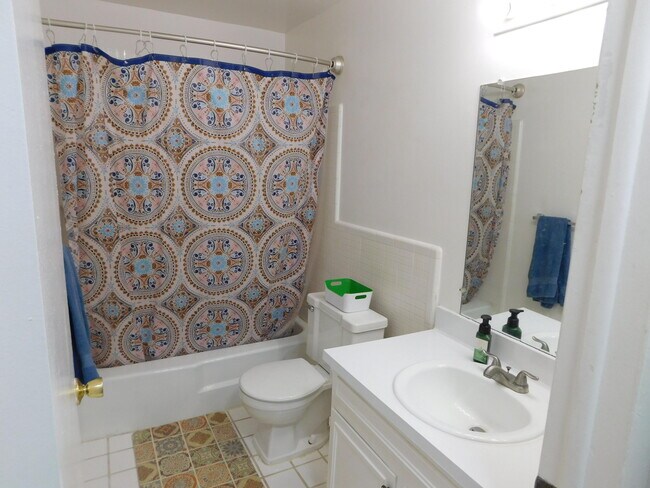 Building Photo - 448 N Fox Hills Dr