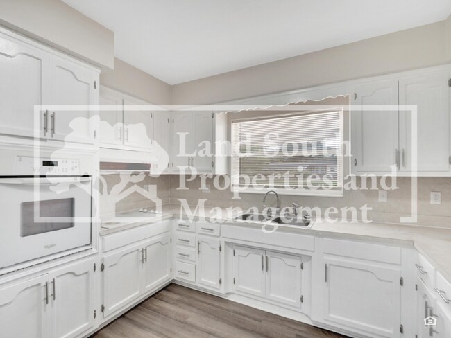 Building Photo - 905 14th St NE