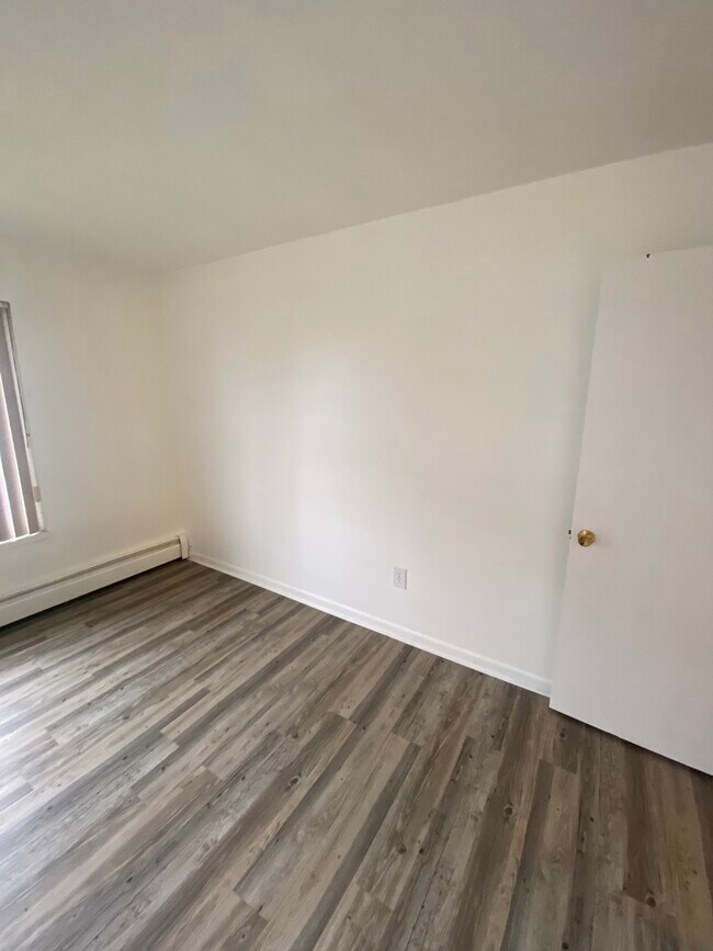 Building Photo - 719 E Walled Lake Dr