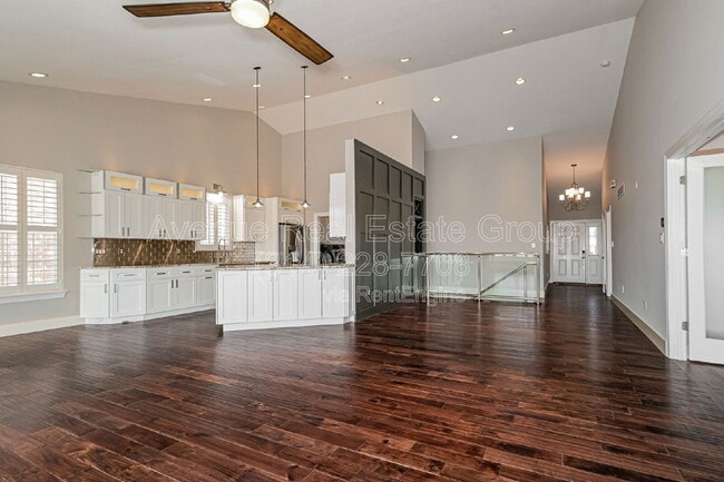 Building Photo - 8914 Hilltop Manor Dr