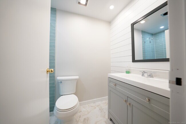 Building Photo - 94 Washington St