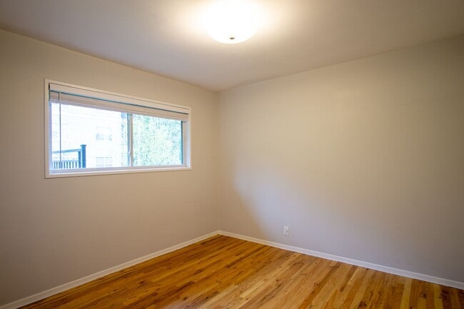 Building Photo - FALL SPECIAL!! Mid-Century 2bdr with Patio Near OHSU Ready Now!
