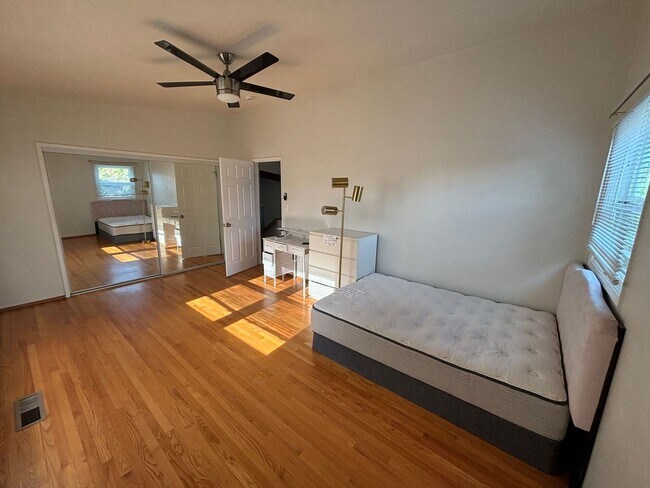 Building Photo - 6 Bed/ 5 Bath on Campanile! Large back area!