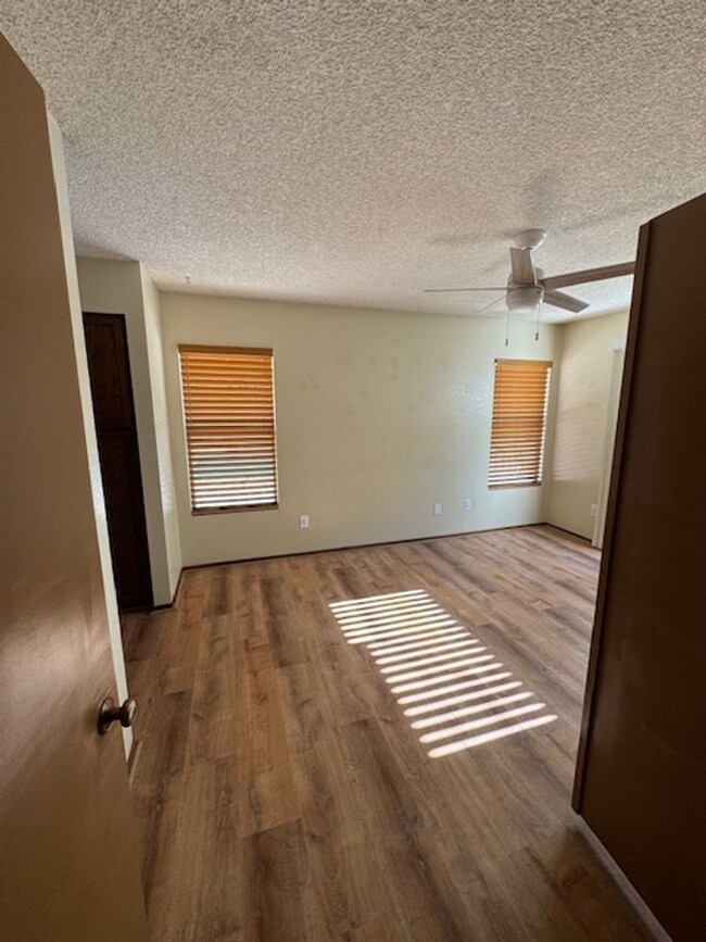 Building Photo - Northwest- 3 bedroom/ 2 bathroom with pool!