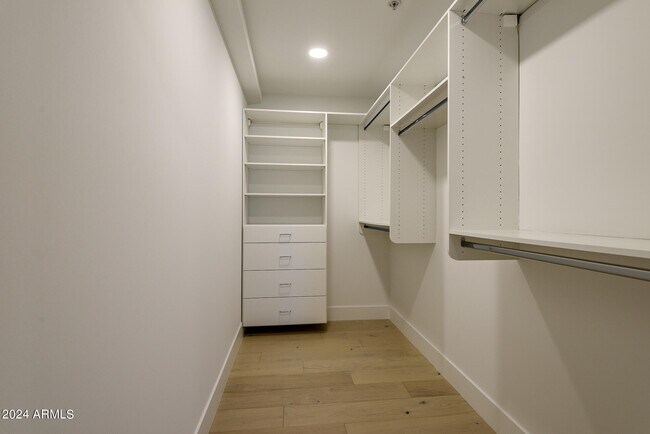 Building Photo - 7117 E Rancho Vista Dr
