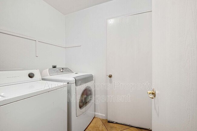 Building Photo - 105 Cattail Cove