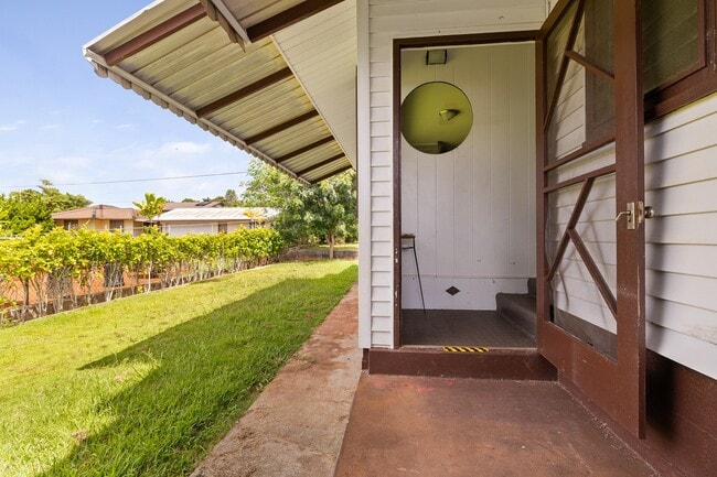 Building Photo - 3 Bed / 1.5 Bath house with carport Parking.