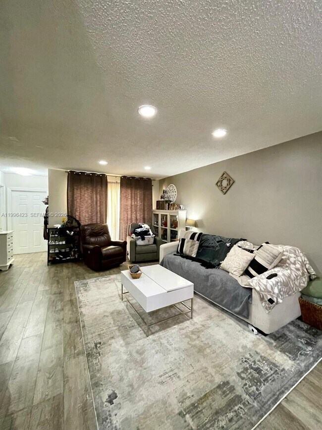 Building Photo - 8423 SW 137th Ave