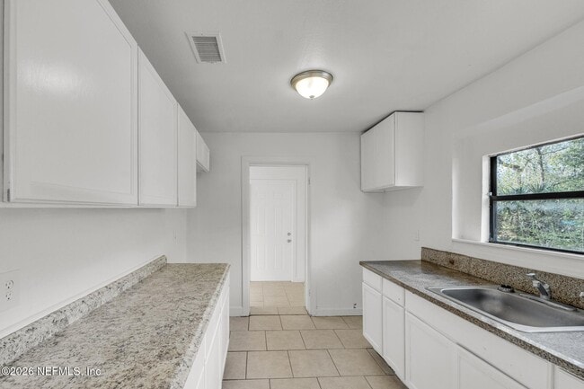 Building Photo - 1830 W 27th St