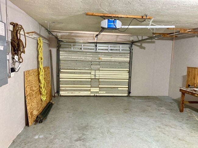 Building Photo - Available soon! 2 bedroom, 1.5 bath home w...