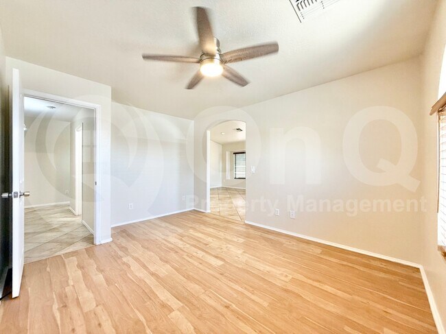 Building Photo - 4234 E Redwood Ln