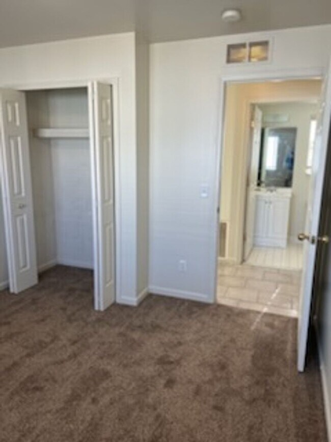 Building Photo - Roseville 8 Unit