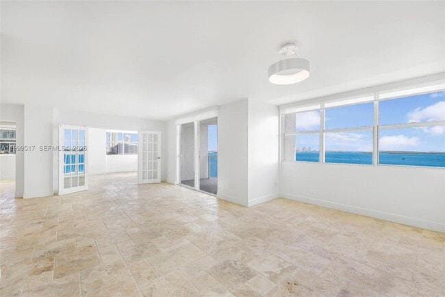 Building Photo - 1420 Brickell Bay Dr