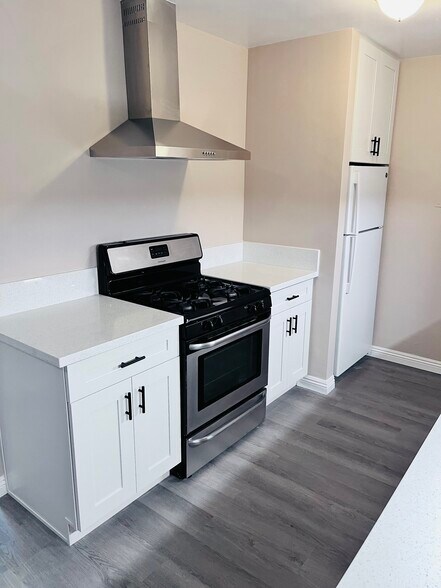 Building Photo - 385 Vernon Dr