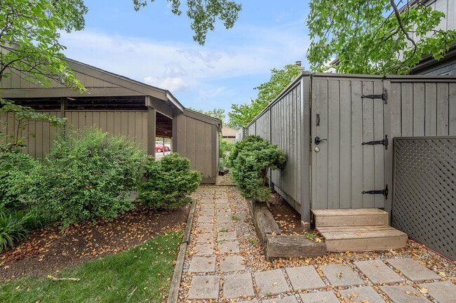 Building Photo - 500 Laketower Dr