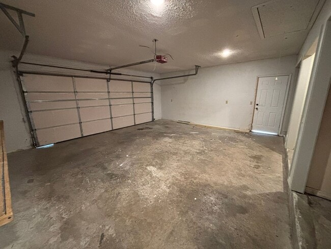 Building Photo - Located off Wedington Dr! 3 Bedroom 2 Bathroom Single Family Home!