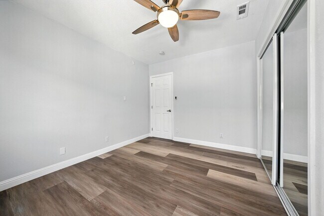 Building Photo - 5530 Laverne Ave
