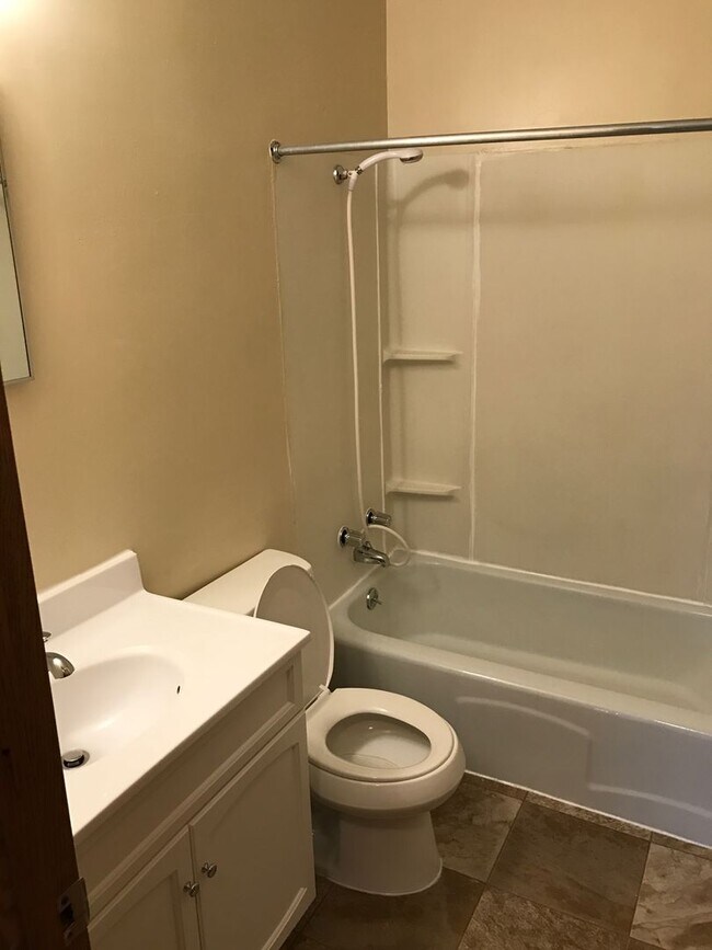 Building Photo - Forestview 1 Bedroom Upper Floor