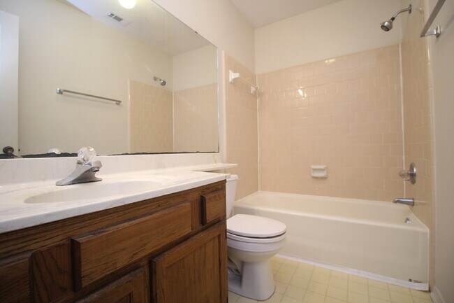 Building Photo - Spacious Sunrunner Place 2/2 Condo with Vaulted Ceilings, Community Pool & Prime Pensacola Location