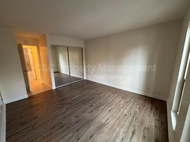 Building Photo - 466 Crescent St