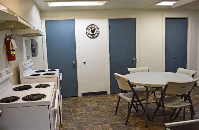 Building Photo - Furnished Efficiency Near Hospitals and Do...