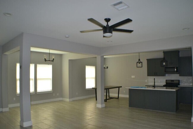 Building Photo - 9837 Fabiola Dr