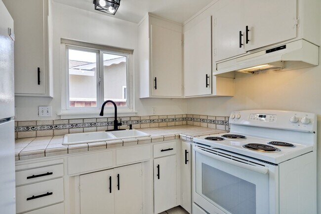Building Photo - 941 // (Duplex)