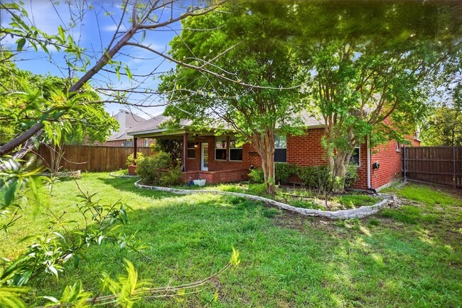 Building Photo - 2305 Orchid Dr