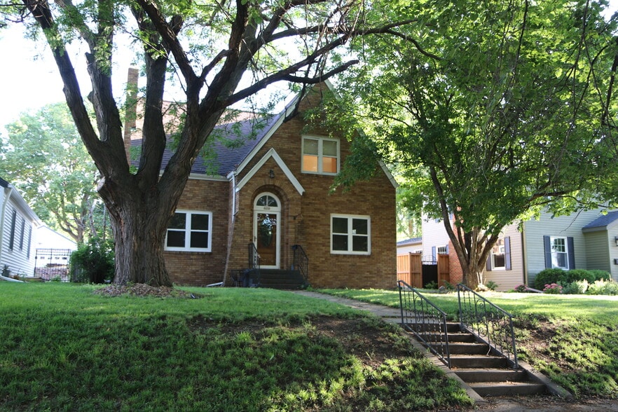 Primary Photo - 620 E Wiswall Pl