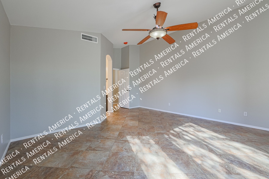 Building Photo - 703 W Canary Way