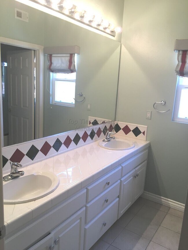 Building Photo - ***Beautiful 4 bed / 3 bath / 2,913 sqft H...
