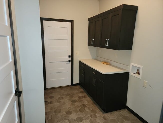 Building Photo - Three bedroom two bath w/ triple garage