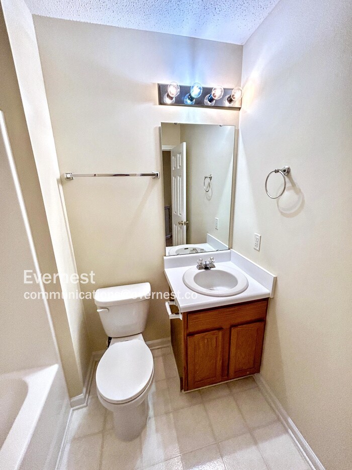 Building Photo - 416 Commons Dr