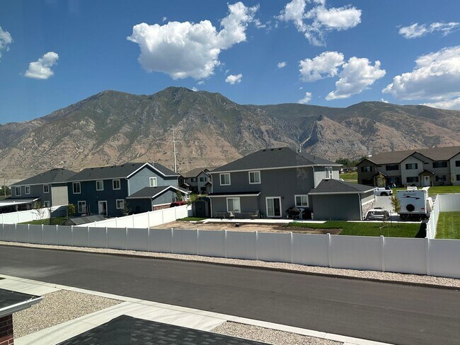 Building Photo - New Never Lived in Springville Townhome Fo...