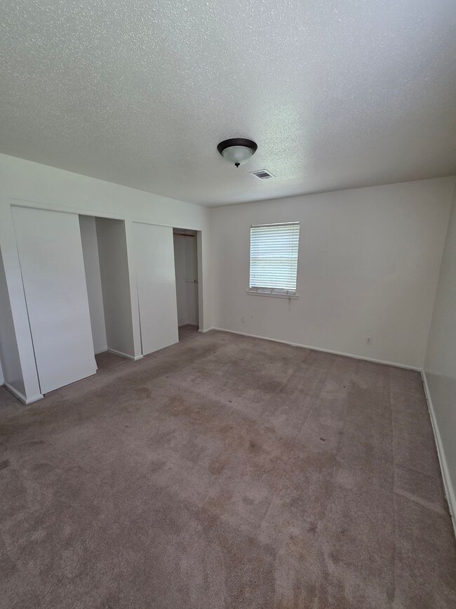 Building Photo - 111 Yelco Dr