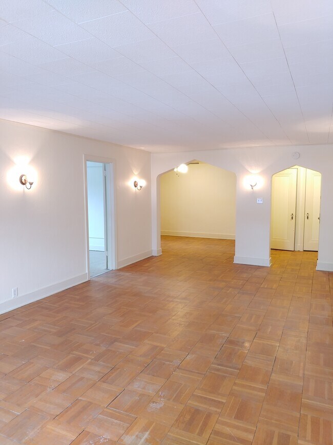 Building Photo - 769 Shady Dr E