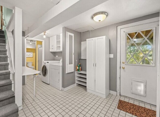 Building Photo - Spacious 1,000 Sq Ft 1 bedroom Lower Unit ...
