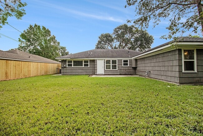 Building Photo - 8418 Lorrie Dr