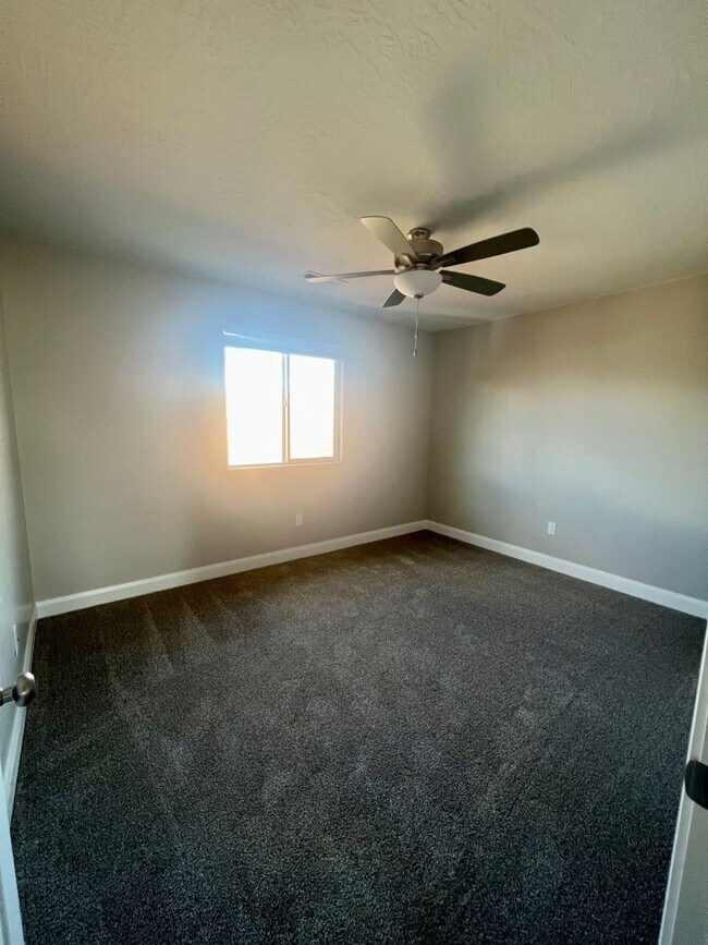 Building Photo - Beautiful newer 3 bedroom, 2.5 bathroom townhome! Amazing views!