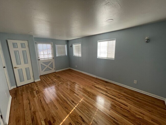 Building Photo - 3 Bedroom, 1 Bathroom Single Family Home in Desirable area of Talmadge