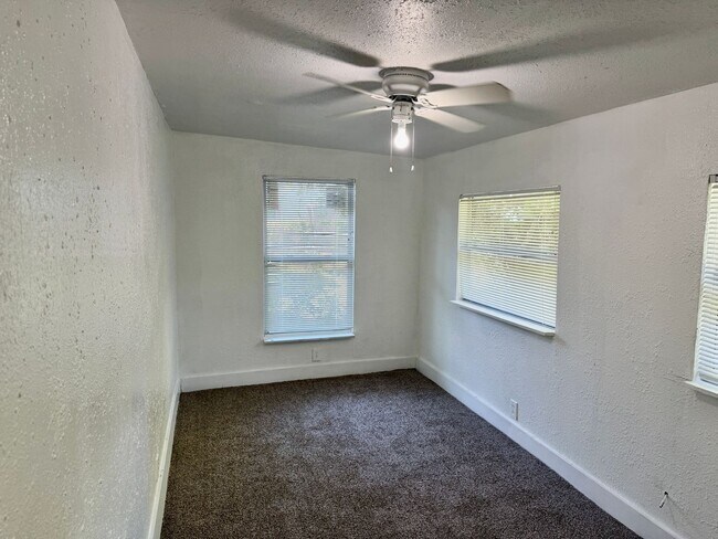 Building Photo - 3/1 Located in South St. Pete!