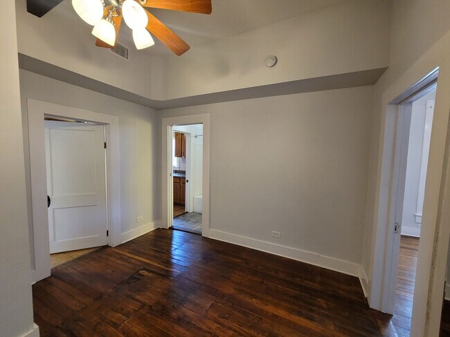 Building Photo - 113/115 Vitra Place