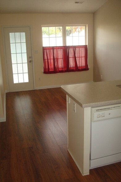 Building Photo - 425 Reavis Ave