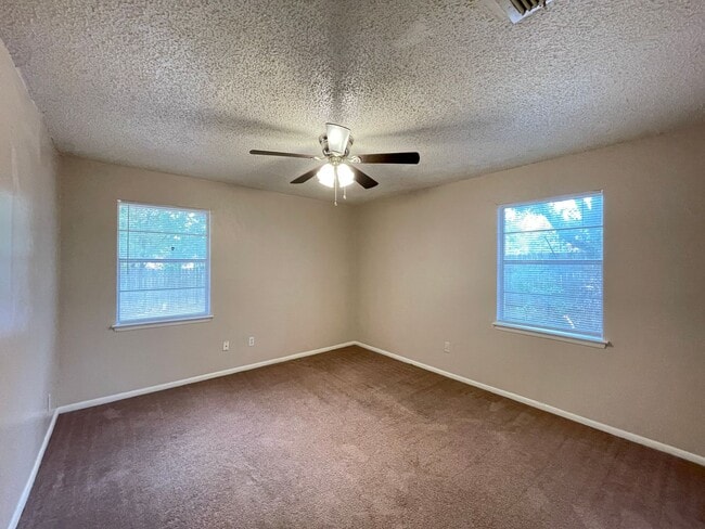 Building Photo - 1404 E Vardeman Ave