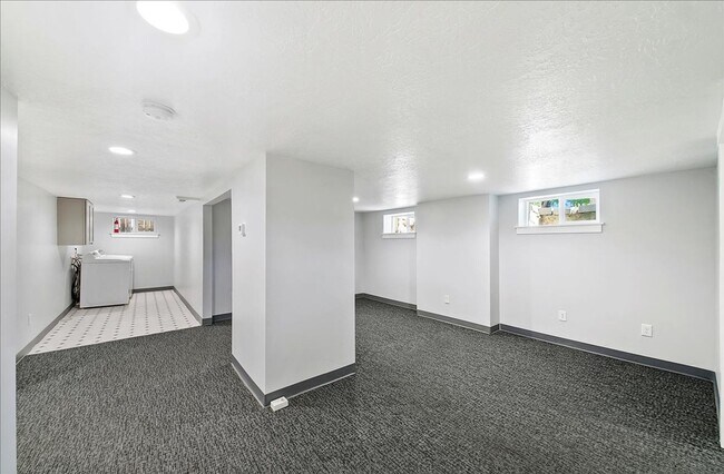 Building Photo - Bright, Spacious Home in Prime Southeast B...