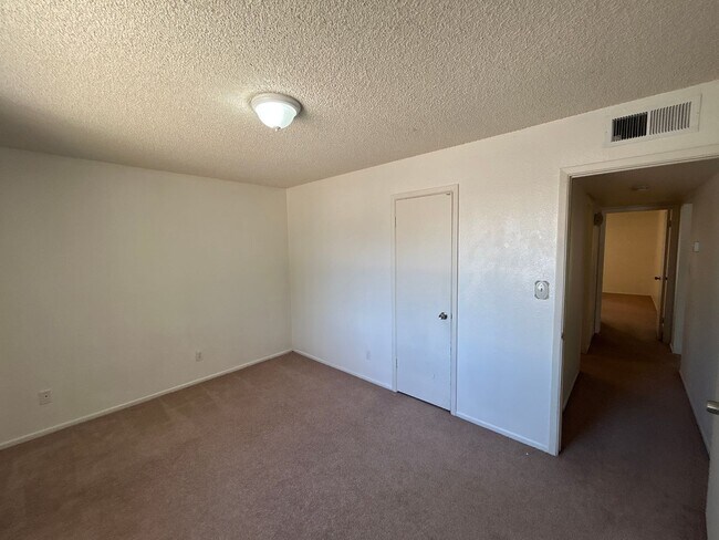 Building Photo - 570 N Villa Nueva Dr