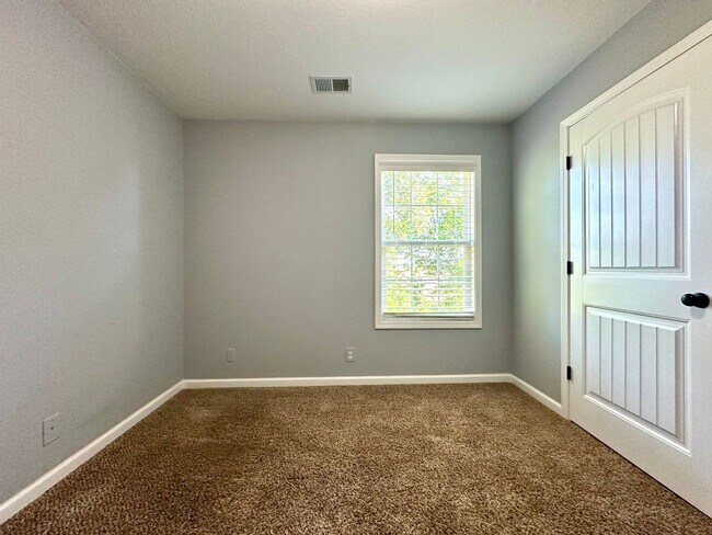 Building Photo - Spacious 3-Bedroom Home with Fenced Yard & Garage!