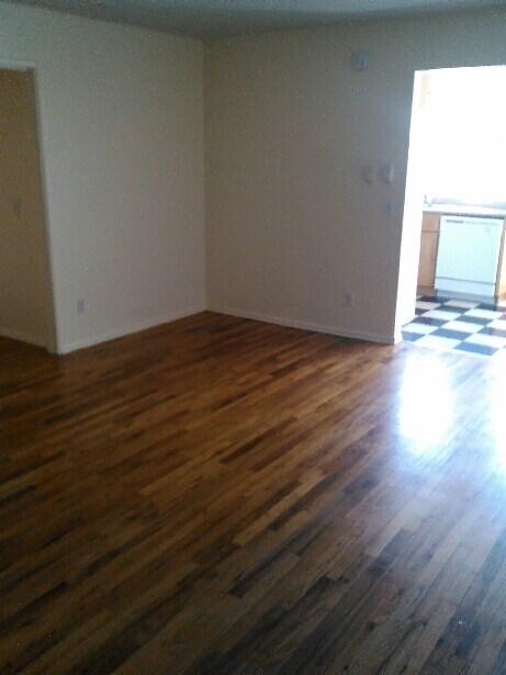 Building Photo - Lower 2bed/1bath in Alberta Arts! Off street parking, dw, hardwoods, all dogs welcome!