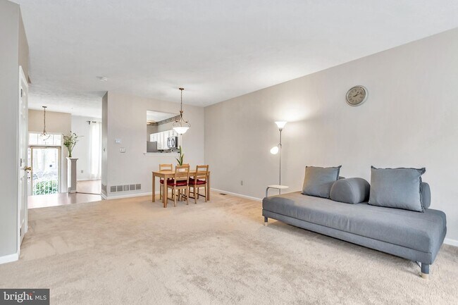 Building Photo - 465 Woodstock Ln