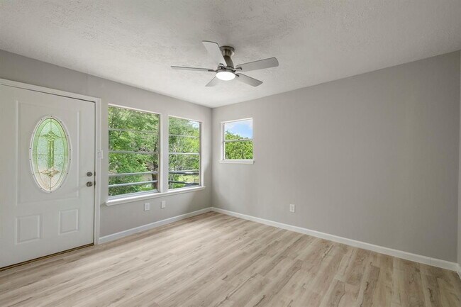 Building Photo - Remodeled 3-Bed Home with Office & Deck in...